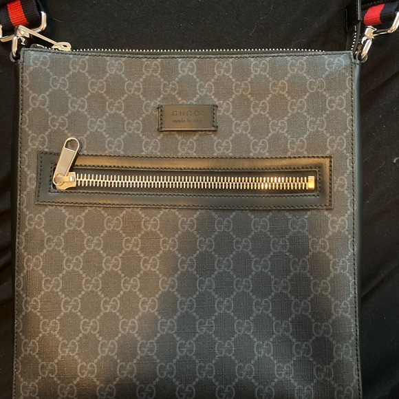 Gucci shoulder Bag unisex worn a couple times no flaws good as new w receipt :) - Picture 2 of 6